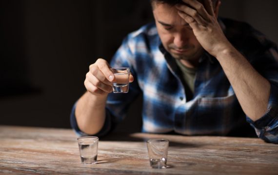 O Que Fazer Quando a Pessoa com Alcoolismo Nega o Problema?